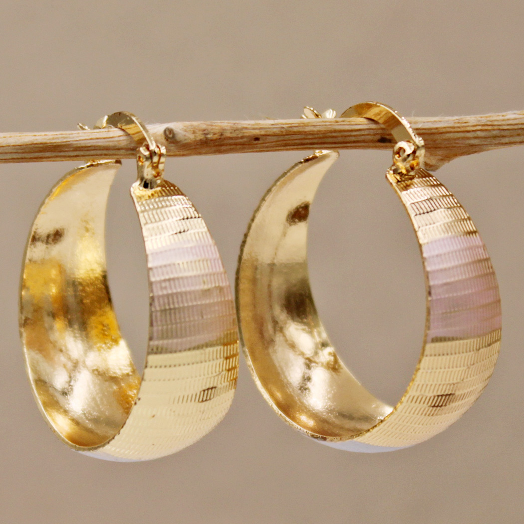 Luxurious Gold Earrings with an Elegant Flair 1