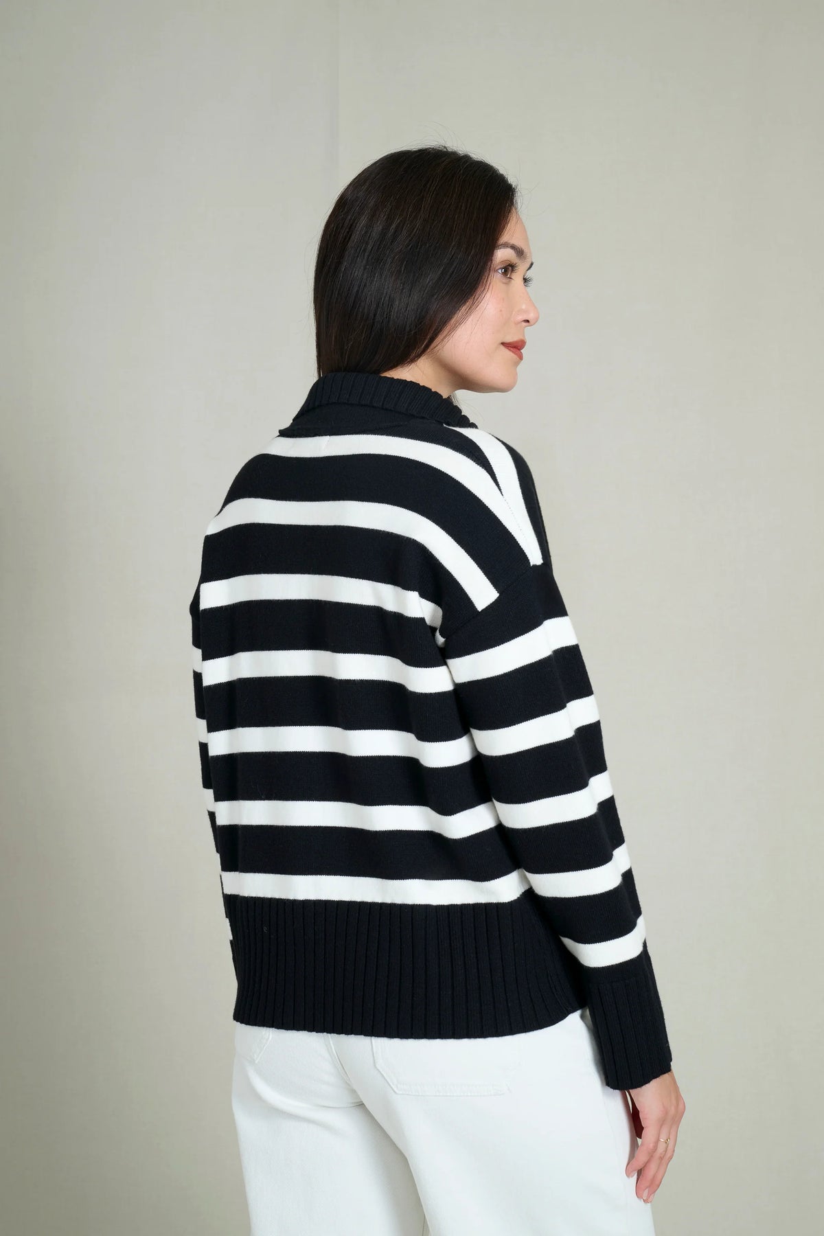 Black and white striped polo collar sweater 1