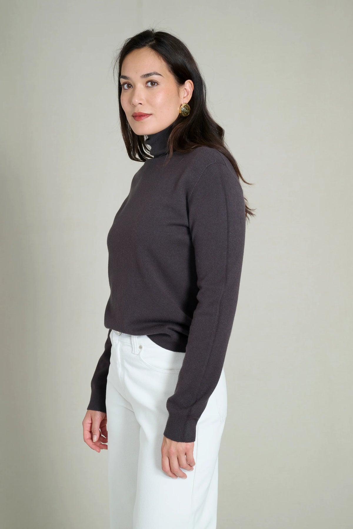 Brown fine knit seamless turtleneck sweater 2