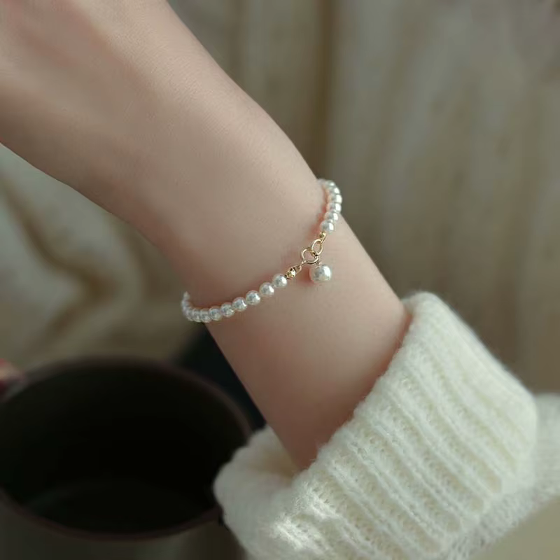 Chic Silver Daisy Bangle 0