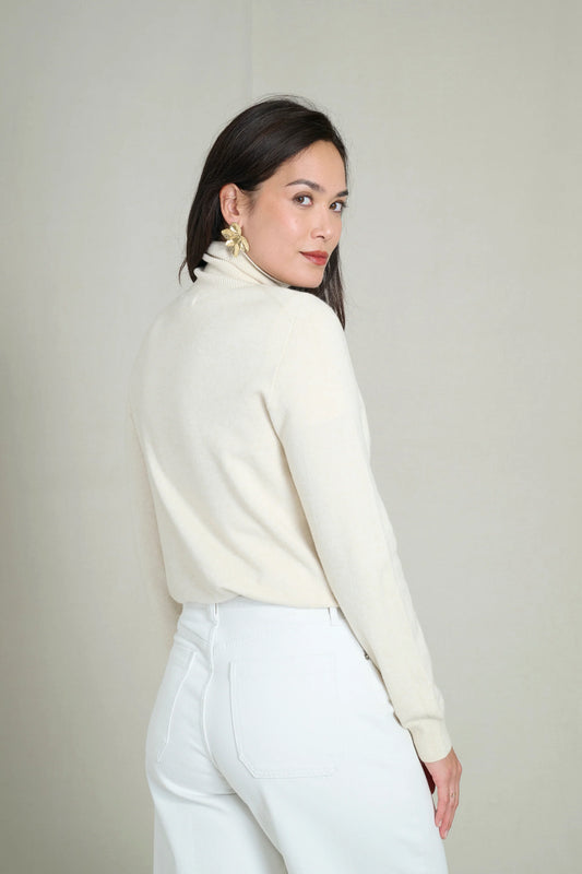 Cream fine knit seamless turtleneck sweater 2