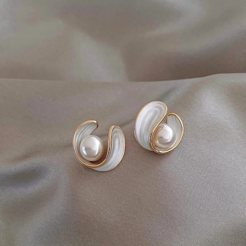 Elegant Gold Earrings Adorned with Opulent White Opals and Pearls 0