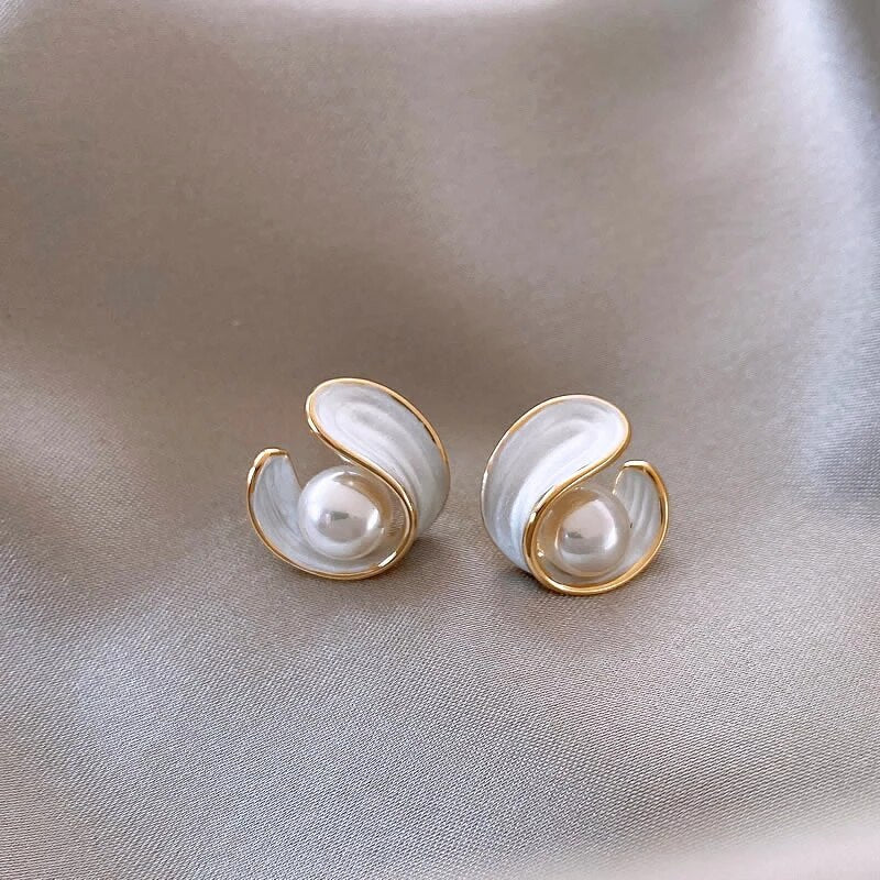 Elegant Gold Earrings Adorned with Opulent White Opals and Pearls 2