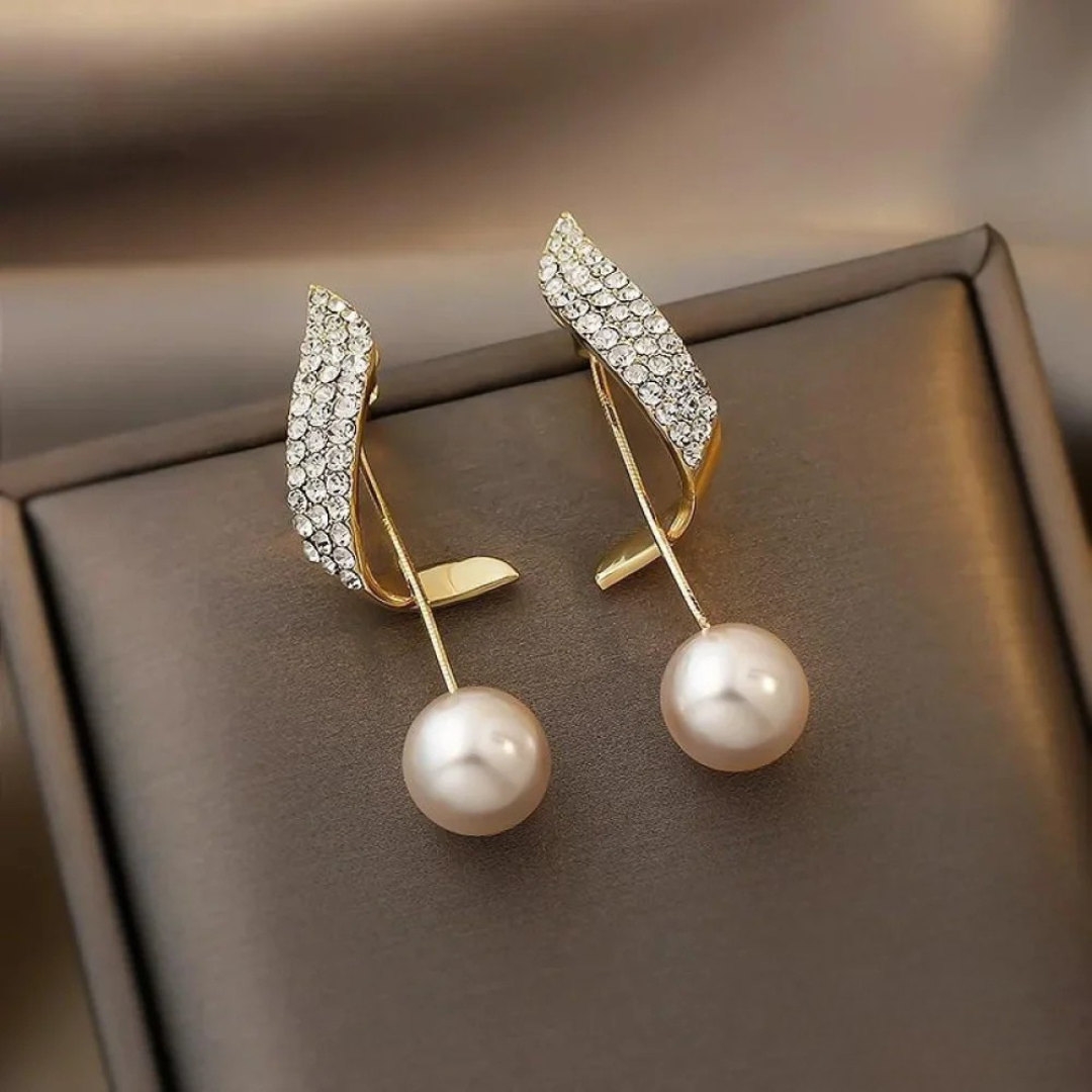 Elegant Gold Earrings Featuring Pearl Drops 1