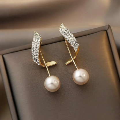 Elegant Gold Earrings Featuring Pearl Drops 1
