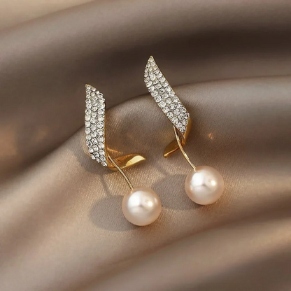 Elegant Gold Earrings Featuring Pearl Drops 2