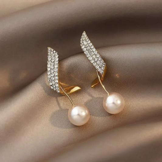 Elegant Gold Earrings Featuring Pearl Drops 2