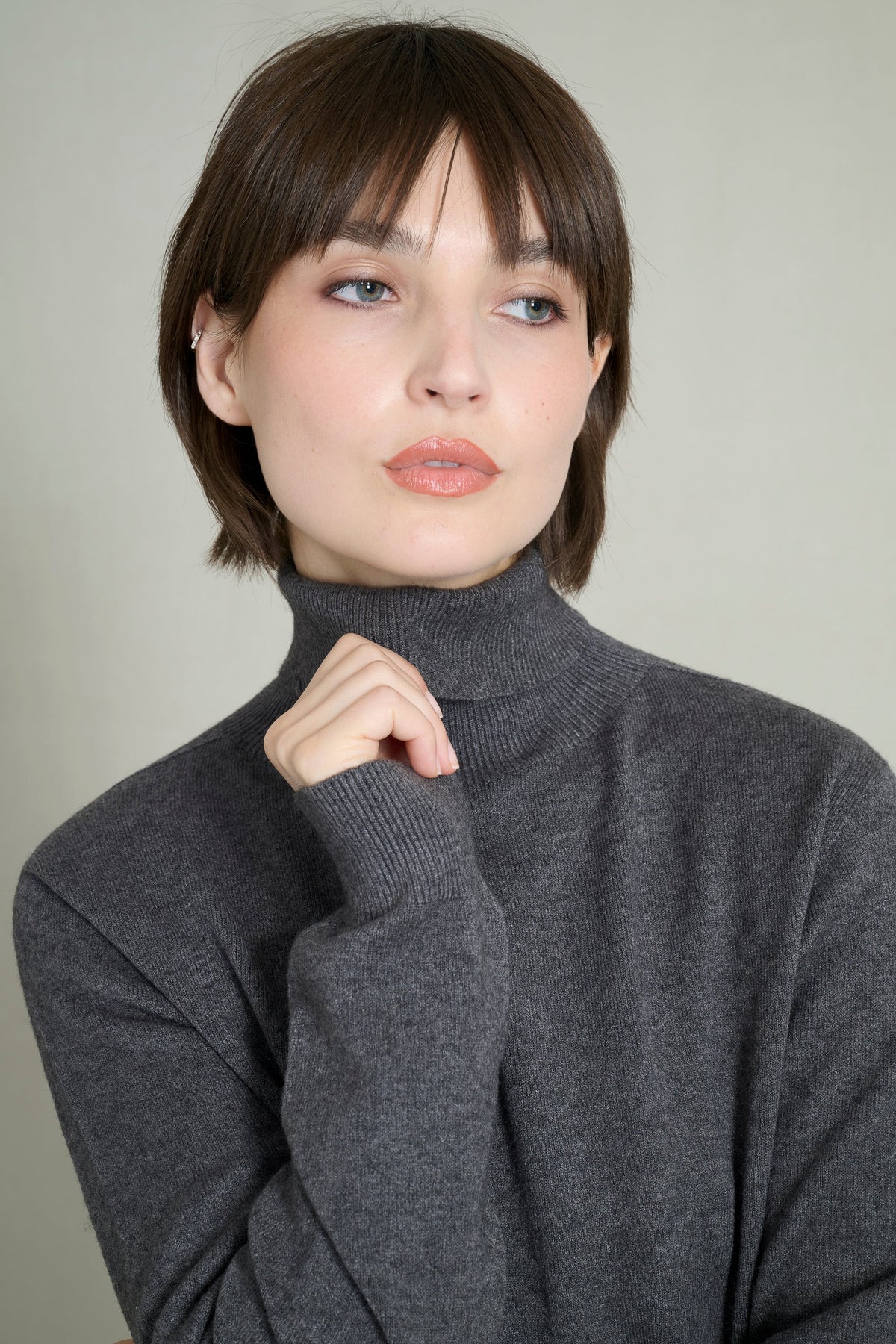 Grey fine knit seamless turtleneck sweater 1