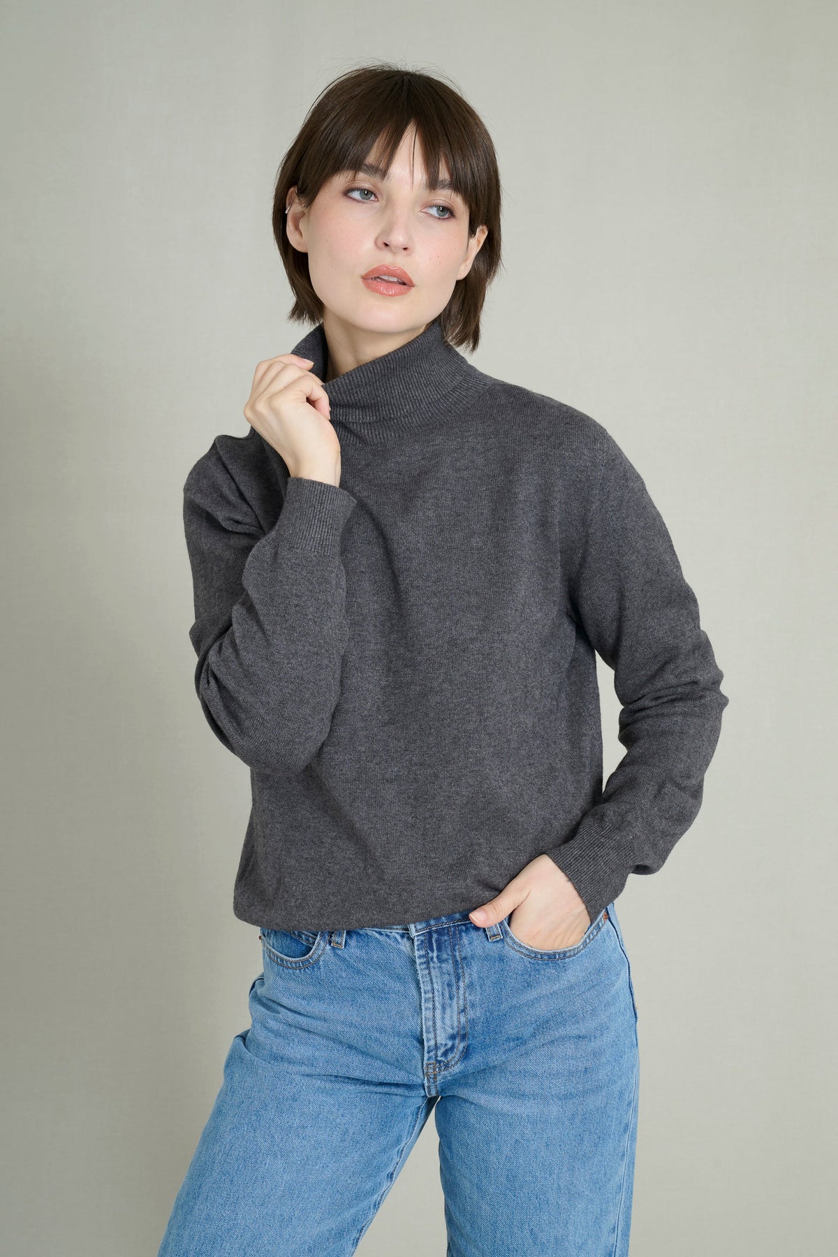 Grey fine knit seamless turtleneck sweater 2