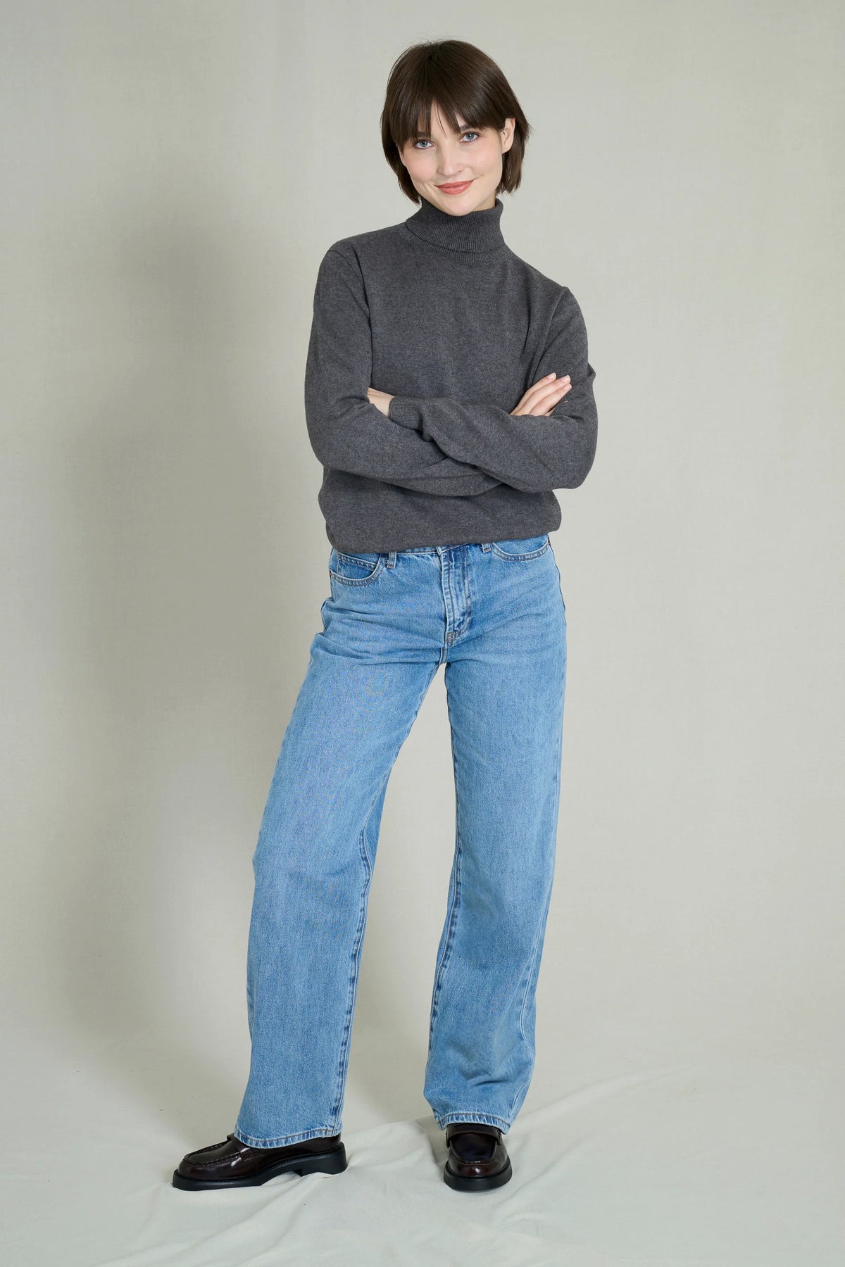 Grey fine knit seamless turtleneck sweater 3
