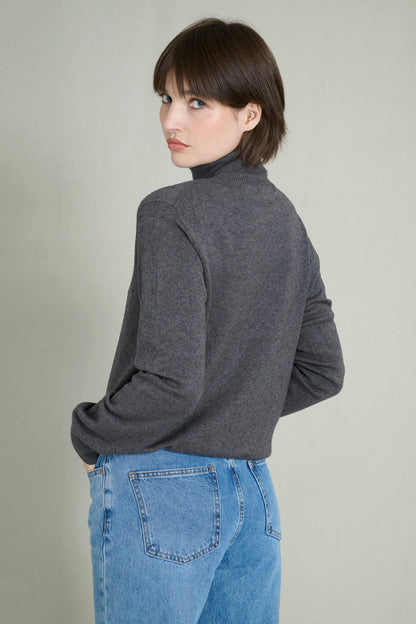 Grey fine knit seamless turtleneck sweater 4