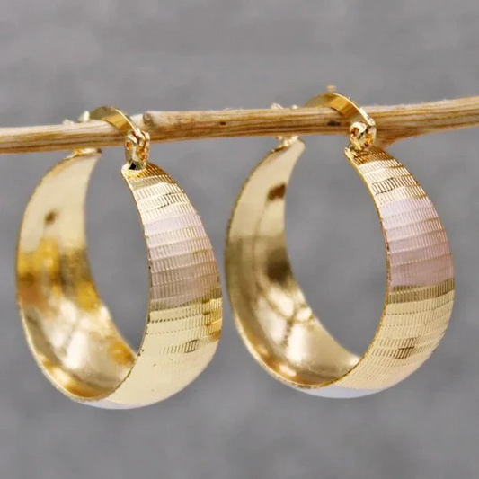Luxurious Gold Earrings with an Elegant Flair 0