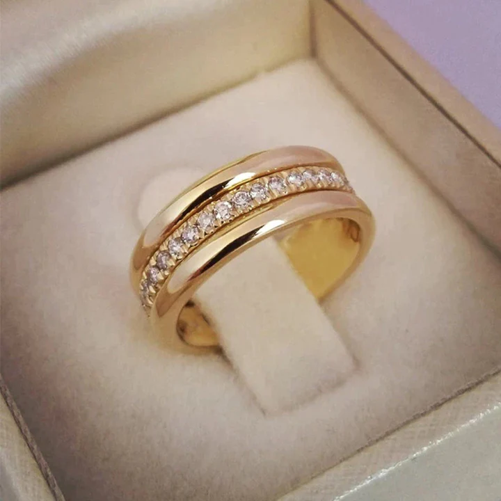 Sarah - Timeless Zirconia-Studded Ring 0
