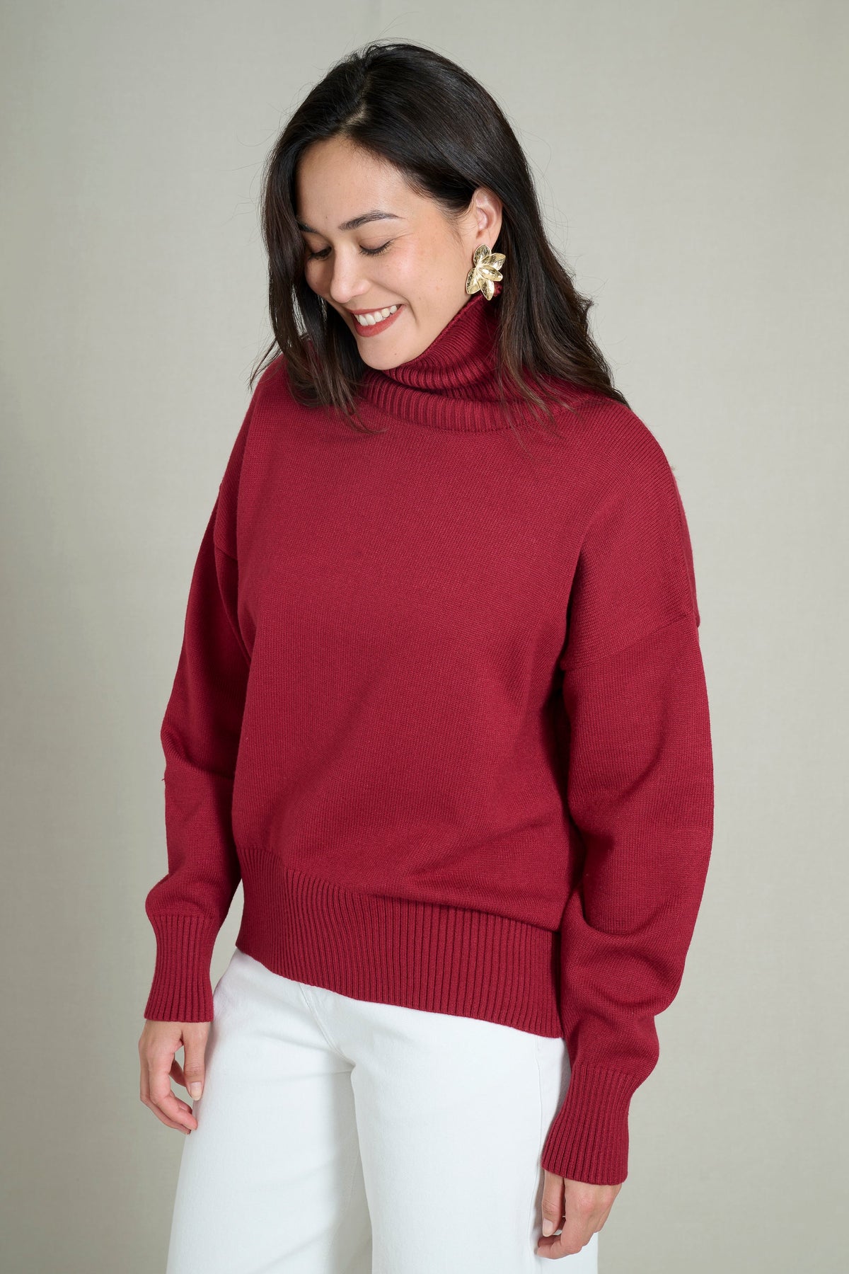 Soft and warm burgundy high-neck sweater 0