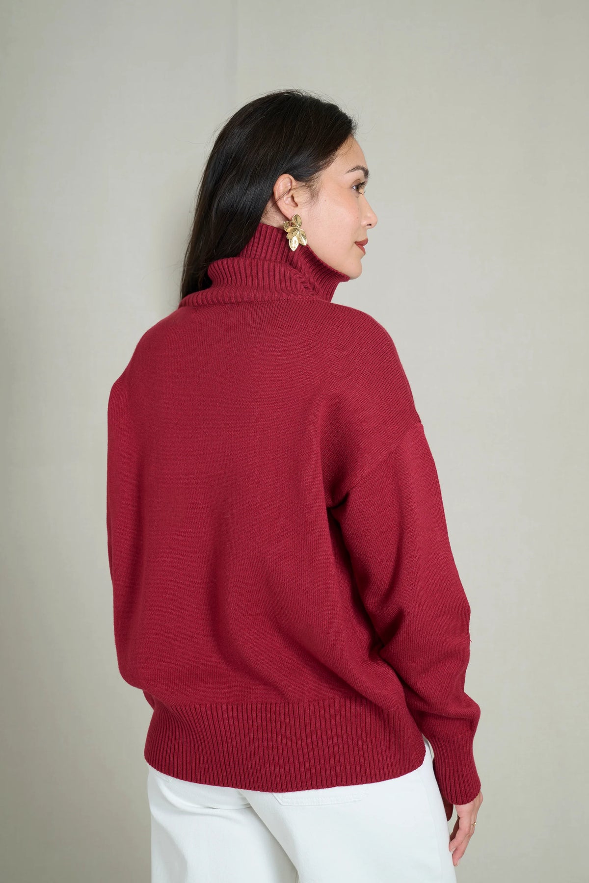 Soft and warm burgundy high-neck sweater 2