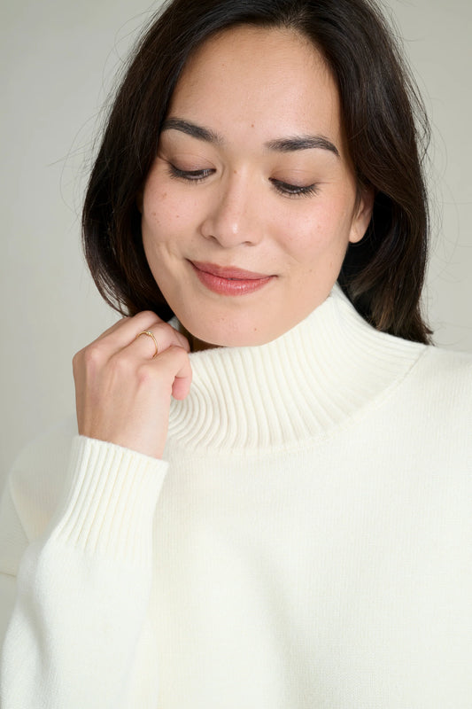 Soft and warm cream high-neck sweater 2
