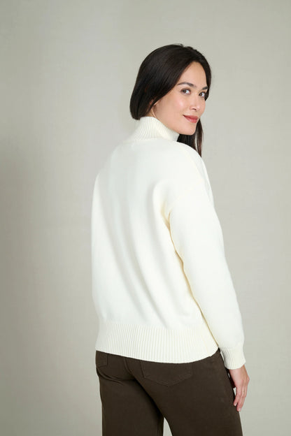 Soft and warm cream high-neck sweater 3