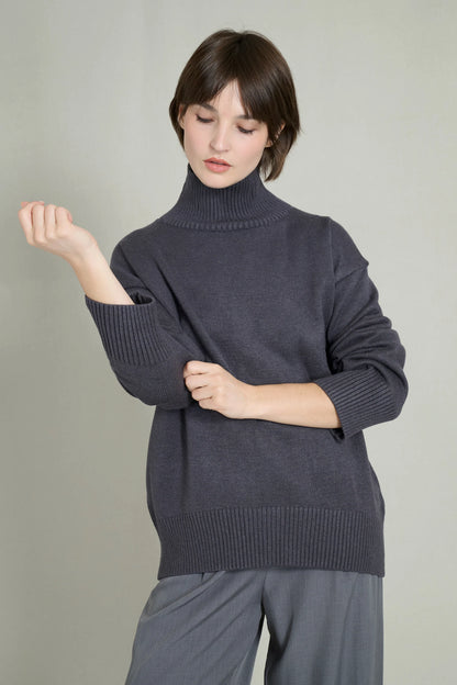 Soft and warm grey high-neck sweater 3