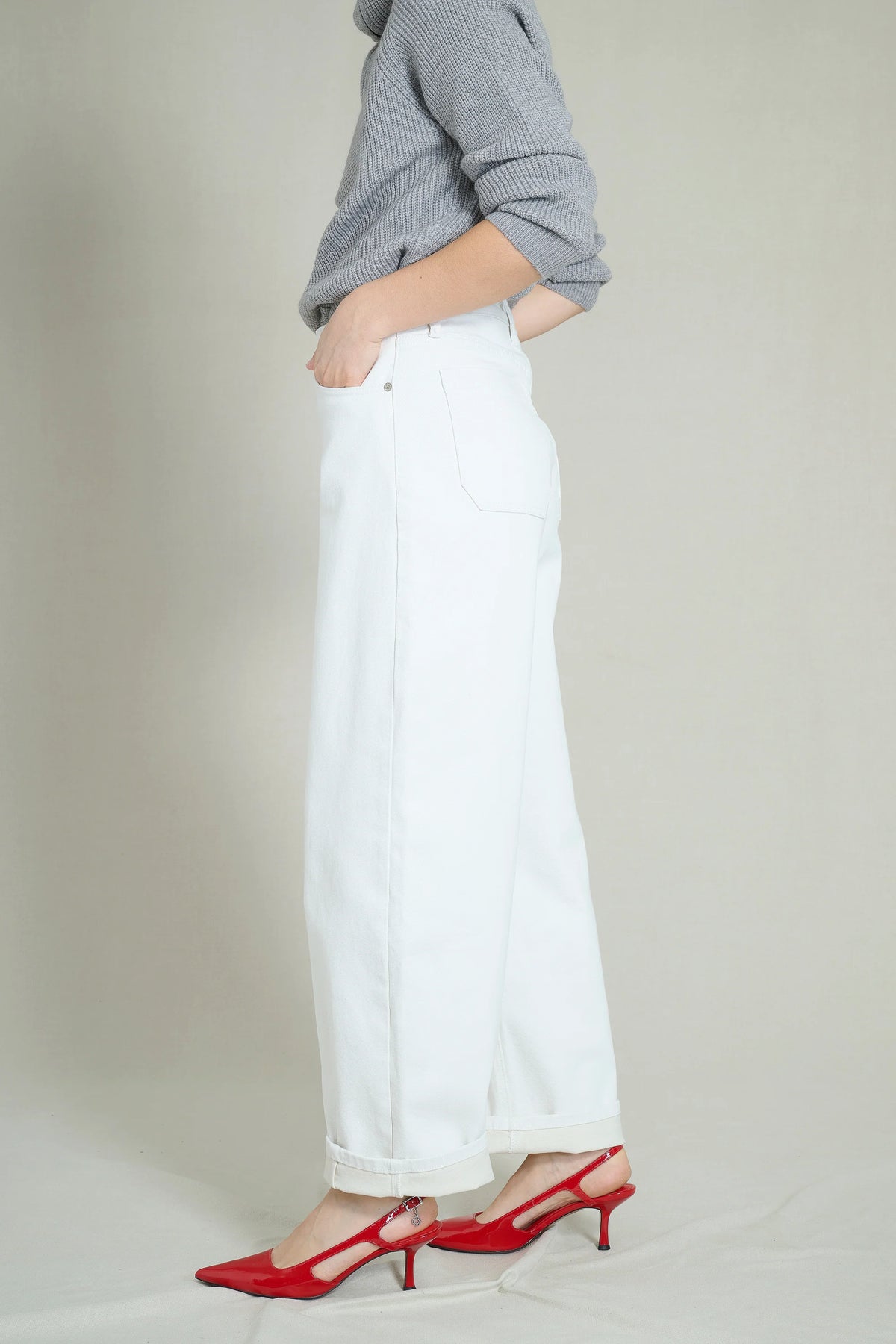 Thick white barrel jeans 3