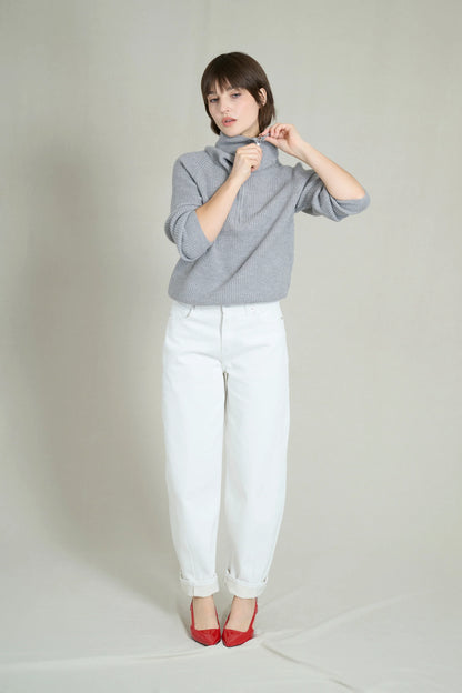 Thick white barrel jeans 4
